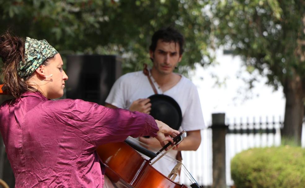 Actuación de la compañía Alberto Quirós en el Parque de Juan Morano este sábado.