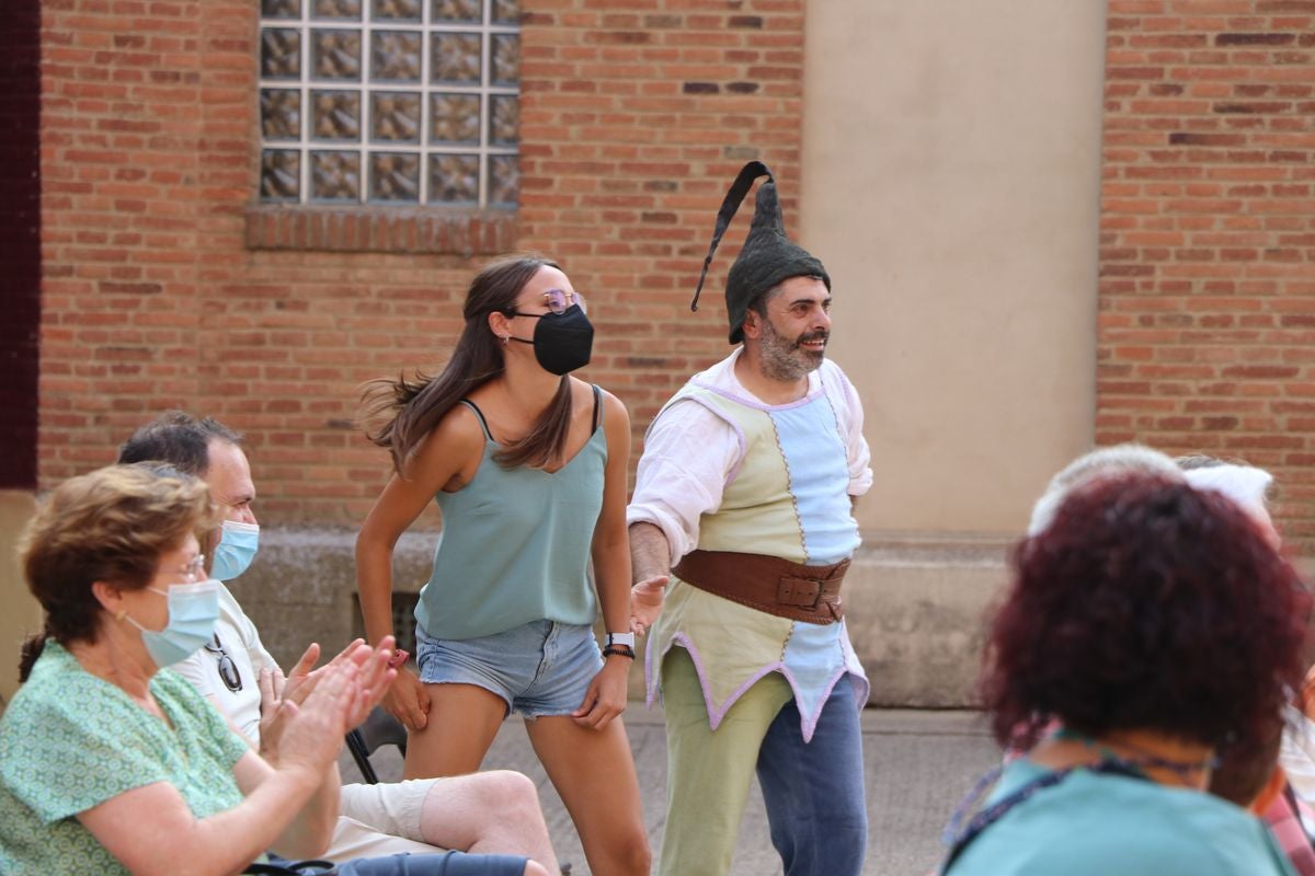 La localidad facundina celebra este fin de semana su XIX Encuentro de Juglares que llena de color y diversión las calles de la ciudad.