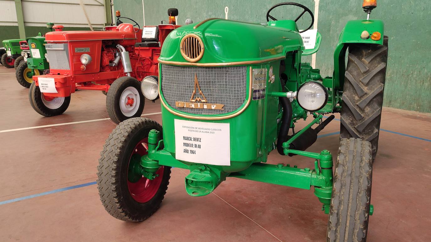 El frontón municipal de la localidad ha acogido esta muestra de tractores y coches antiguos dentro del programa de las Fiestas de la Alubia 2021.