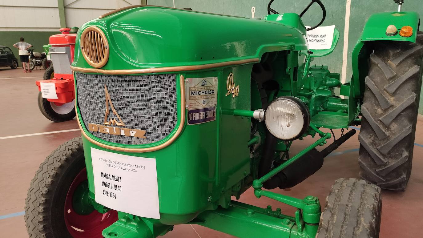 El frontón municipal de la localidad ha acogido esta muestra de tractores y coches antiguos dentro del programa de las Fiestas de la Alubia 2021.