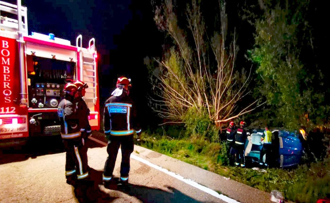 Intervención de los Bomberos de León en el accidente.