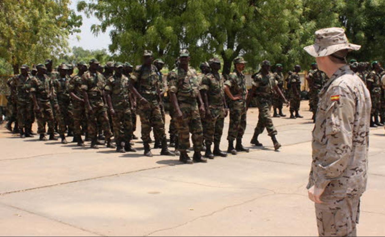 Un oficial del Ejército de Tierra pasa revista a las tropas malienses que ha formado España en Koulikoro. 