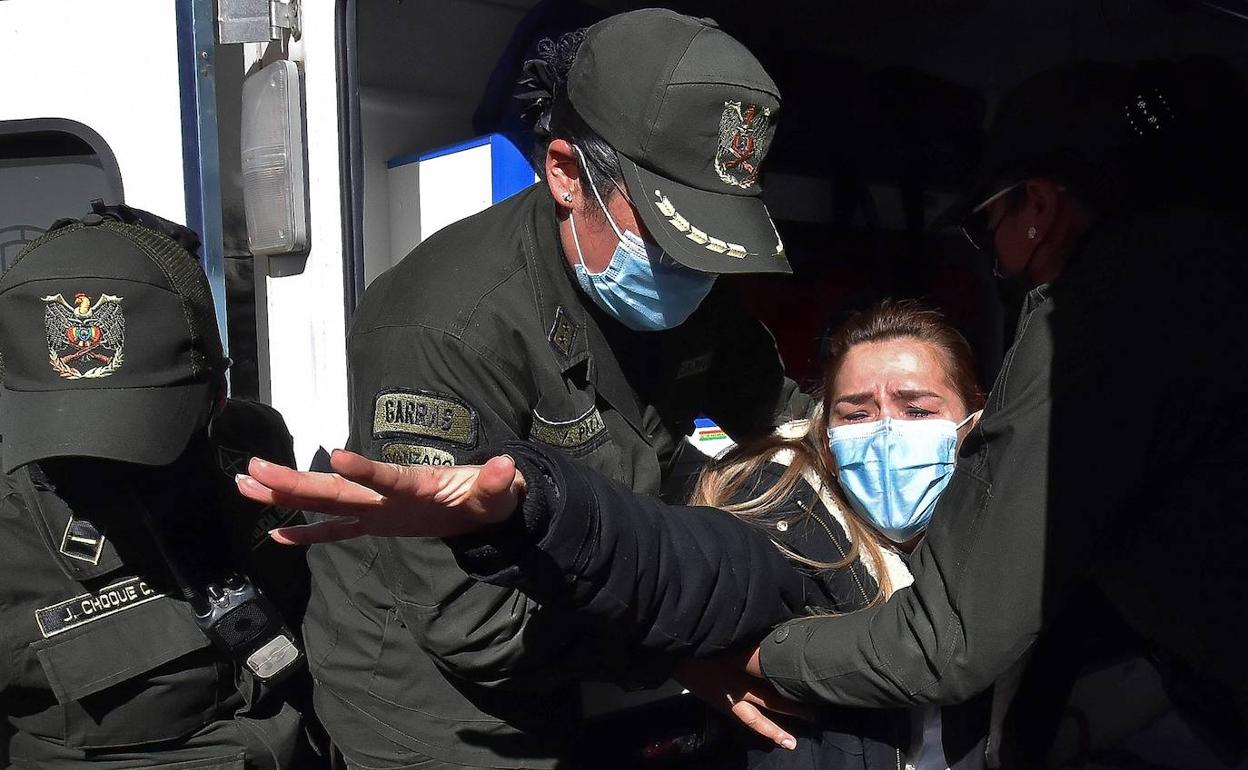 Jeanine Áñez, al ser llevada el 13 de agosto a un hospital de La Paz con problemas de hipertensión.