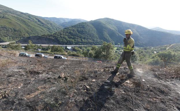 Un helicóptero y varios medios terrestres luchan contra un incendio activo en Páramo de Sil