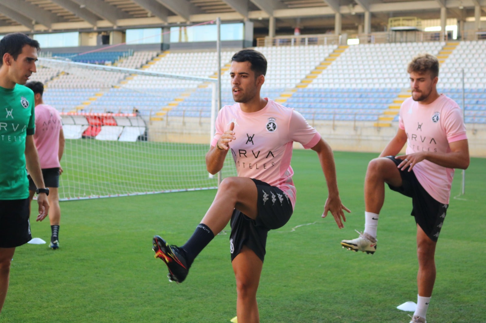 El conjunto leonés se ha ejercitado en el Reino de León a escasos tres días para el inicio del campeonato.