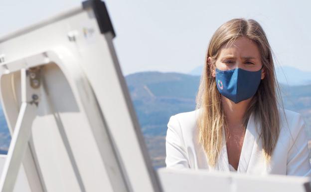 Galería. La secretaria de Estado de Energía, Sara Aagesen, con la explotación de 'La Gran Corta' al fondo. 