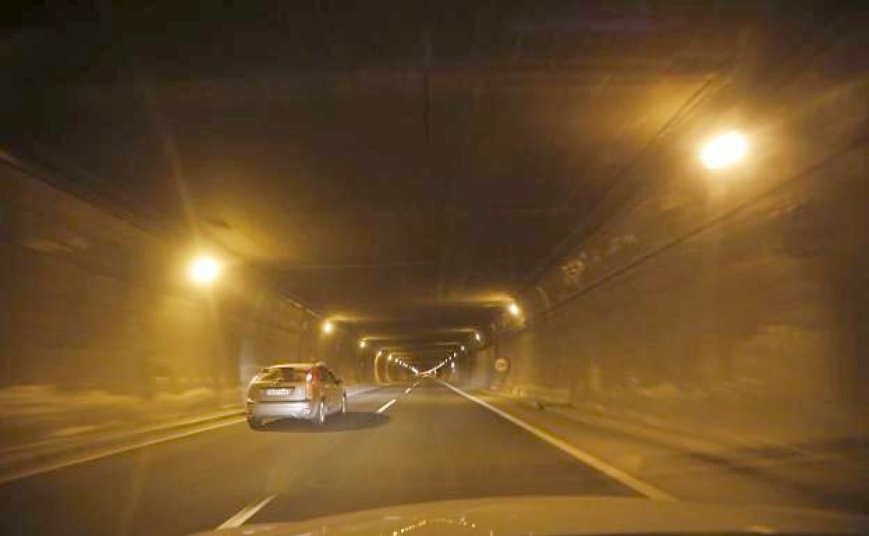 Imagen del interior del túnel 'El Negrón' que une León y Asturias. 