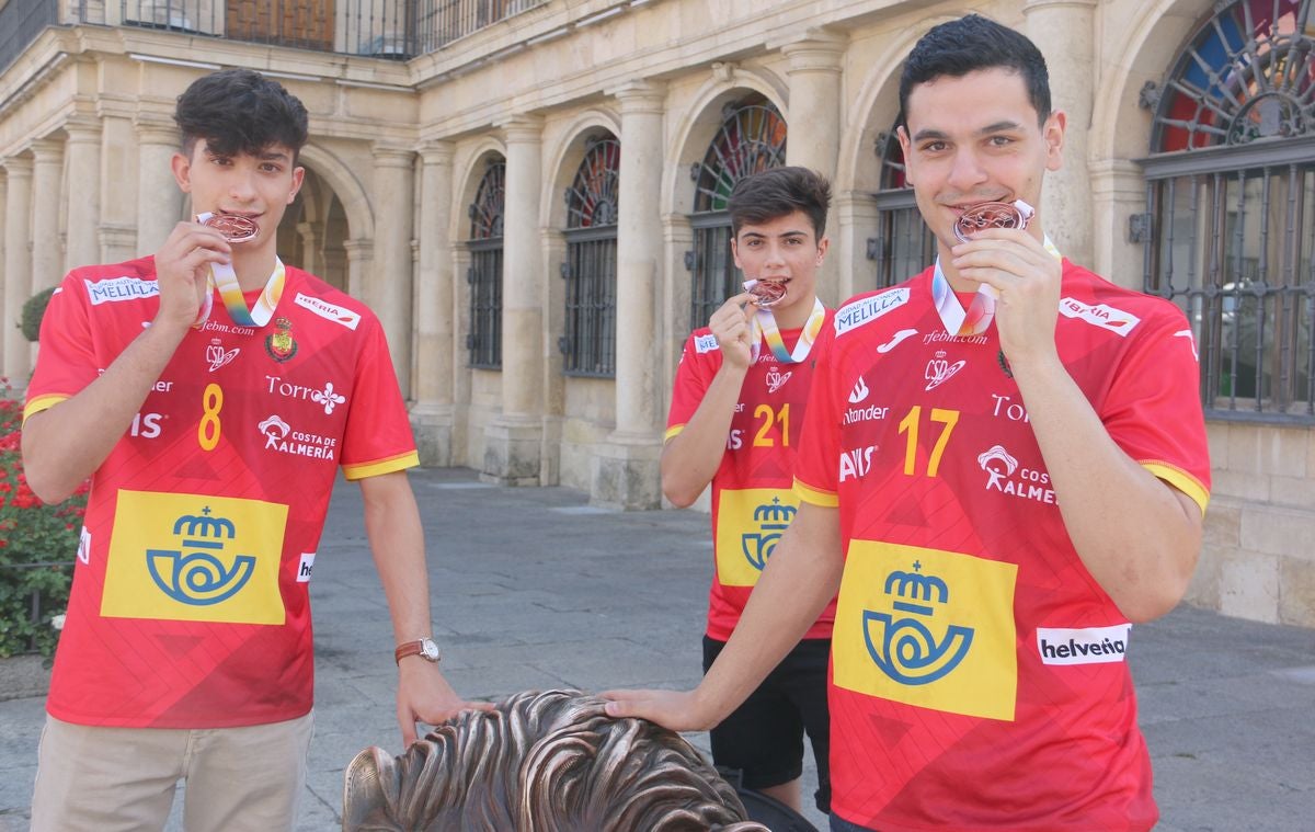 Darío Sanz, Antonio Martínez y Álex Lodos posan con sus medallas de bronce.