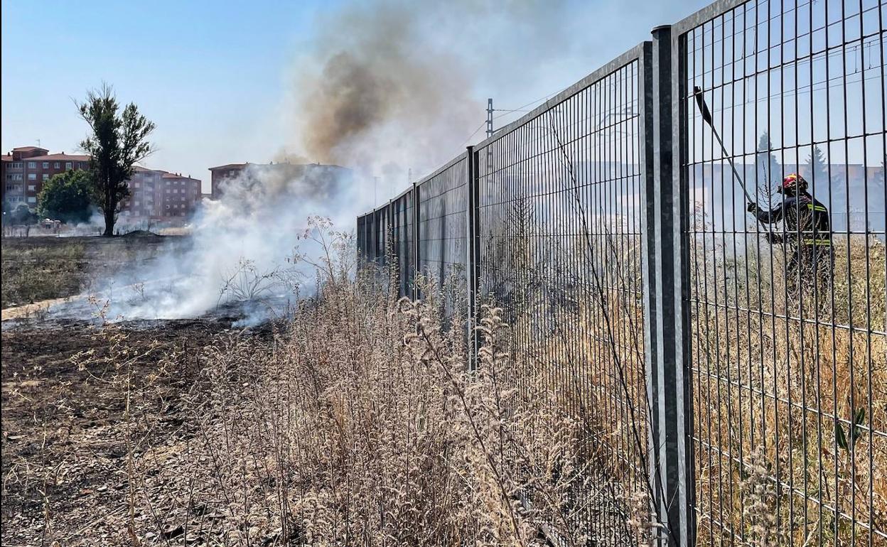 Extinción del incendio en los solares de San Andrés del Rabanedo.