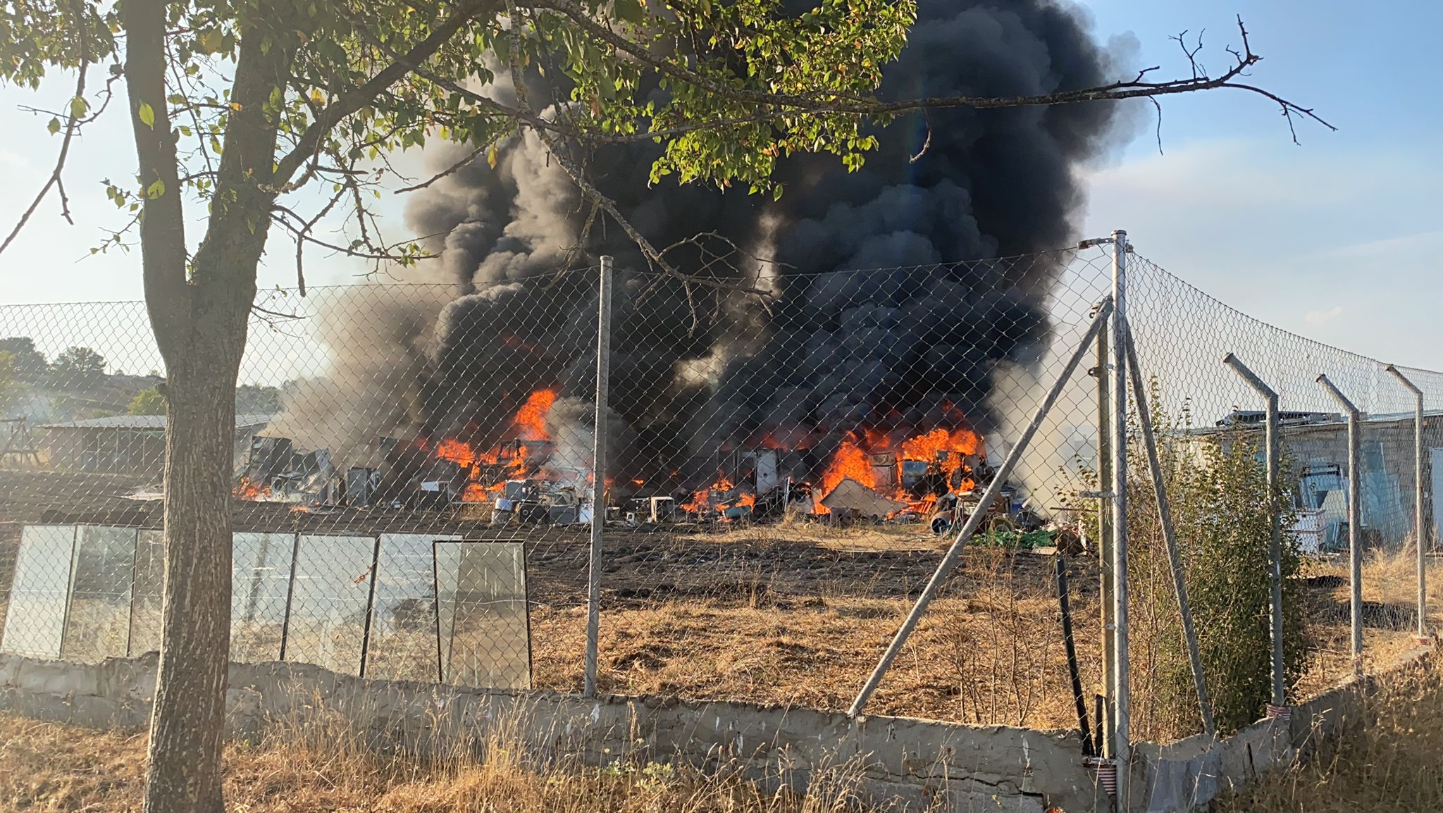 El fuego ha ocasinado grandes destrozos.