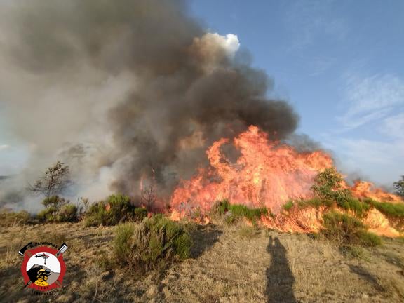 Dos helicópteros y varios medios terrestres luchan contra un incendio en Riocastrillo de Ordás