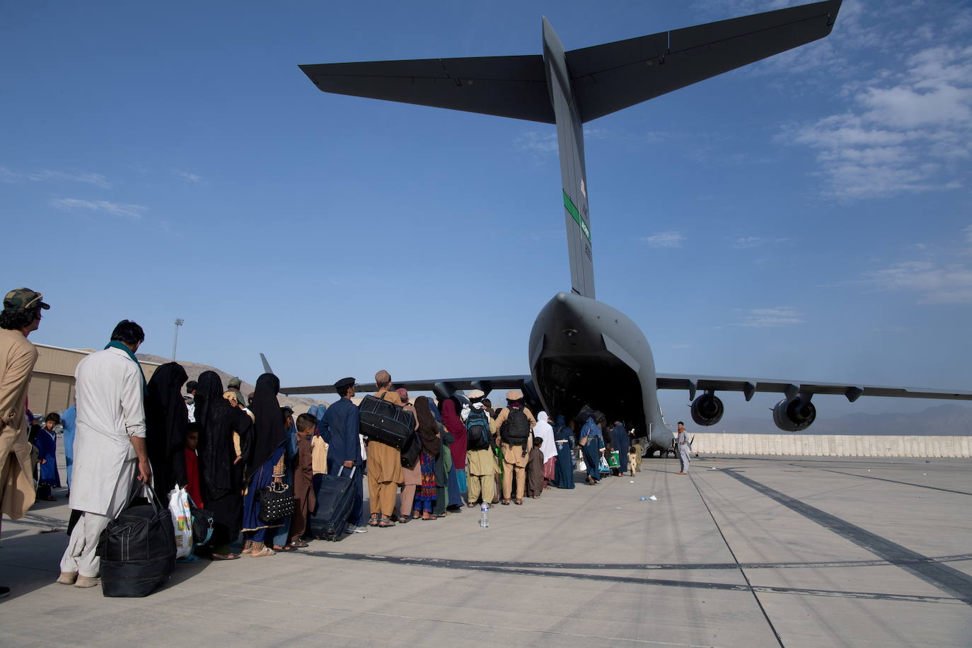 Ciudadanos afganos consiguen llegar a territorio 'libre' después de no pocas penurias para intentar alcanzar un avión de rescate. Son las dos caras de la moneda, el sufrimiento de quienes se quedan en territorio talibán y el alivio de aquellos que logran pisar territorio libre.