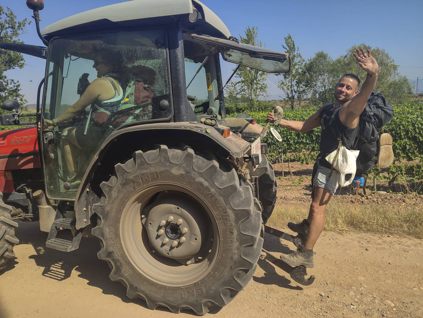 El peregrinaje se realiza mayoritariamente a pie, pero cada vez son más los que escogen la bicicleta y algunos hasta lo hacen a caballo. Eso sí, el tractor está descartado, diga lo que diga el alicantino Manuel, que trabaja en Zurich y es el perejil de todas las salsas.