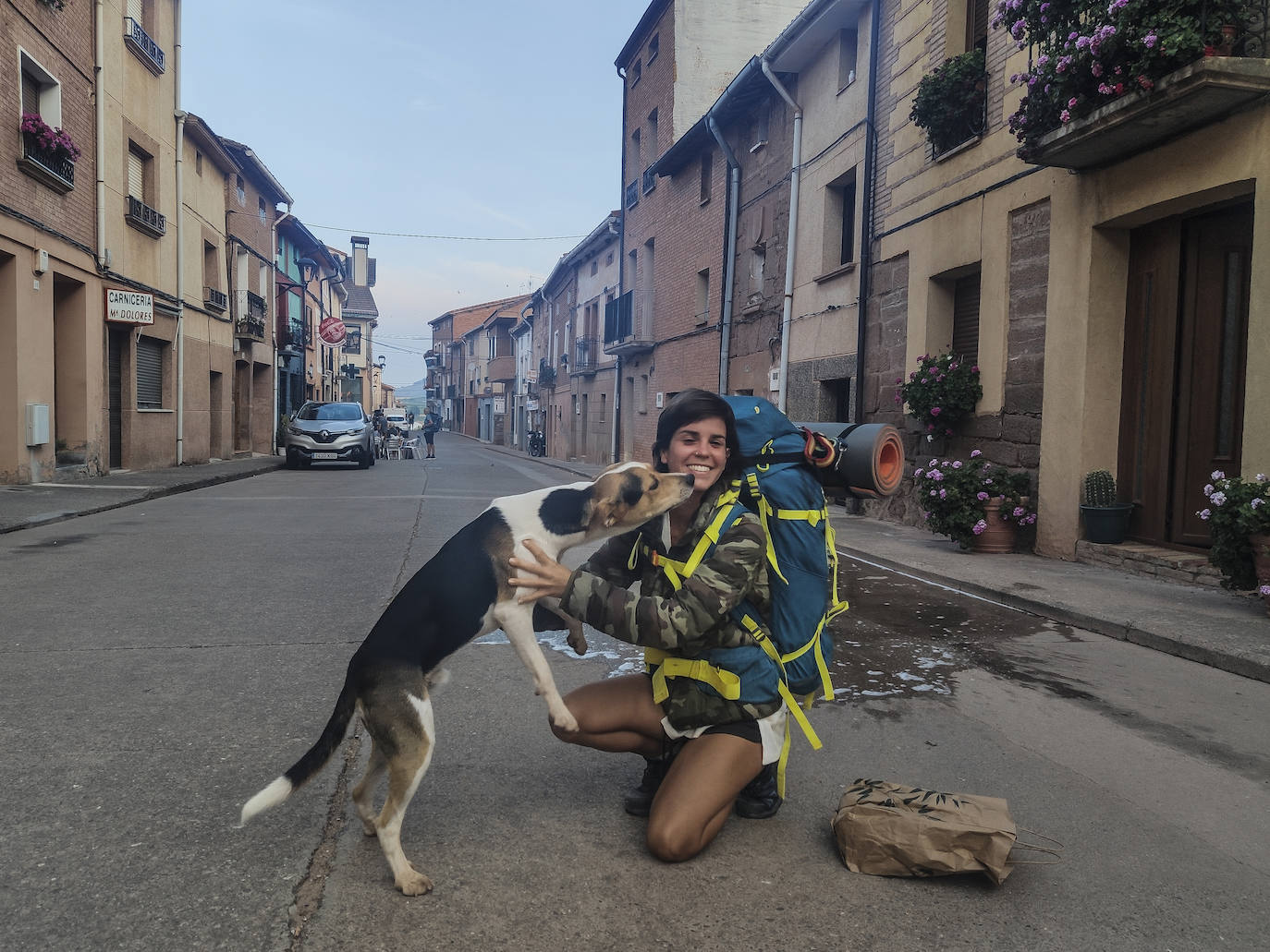 Nuria ha decidido hacer el Camino en compañía de su perra ‘Galaxy’, que le agradece el detalle nada más entrar en Azofra. No es una cuestión menor, pocos son los albergues que permiten mascotas y llevar una es casi garantía de tener que dormir al raso.