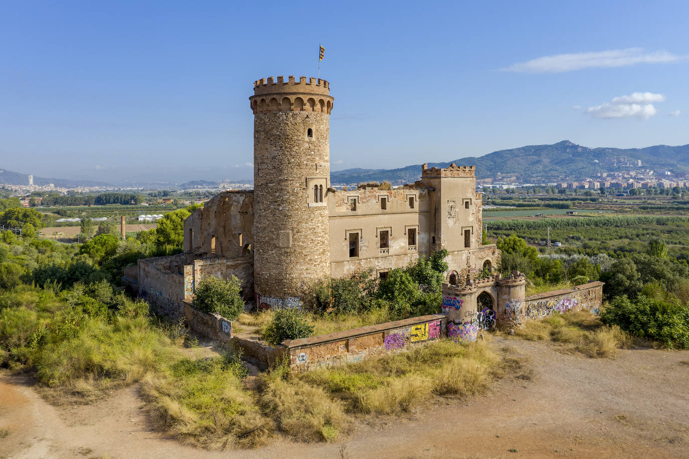 2.  El Castillo del Infierno de la colonia Güell. (Ciudad condal – Barcelona). Fortaleza del Siglo X, su nombre hace referencia a los fenómenos paranormales que algunas personas han afirmado presenciar.