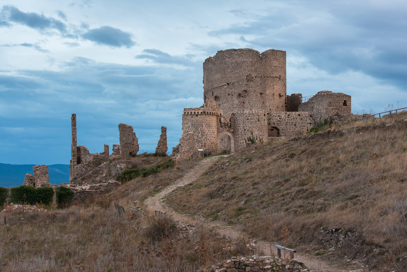 13. La Villa Medieval de Moya. Dominaba un territorio amplísimo de Teruel y Valencia. Era una villa medieval situada a más de 1.100 metros de altitud sobre un montículo. Tuvo siete puertas, muralla, castillo, siete iglesias (una en pie), dos conventos, ayuntamiento, hospital y plaza mayor. Se abandonó en torno al 1950 y en 1982 se declaró Conjunto Histórico.