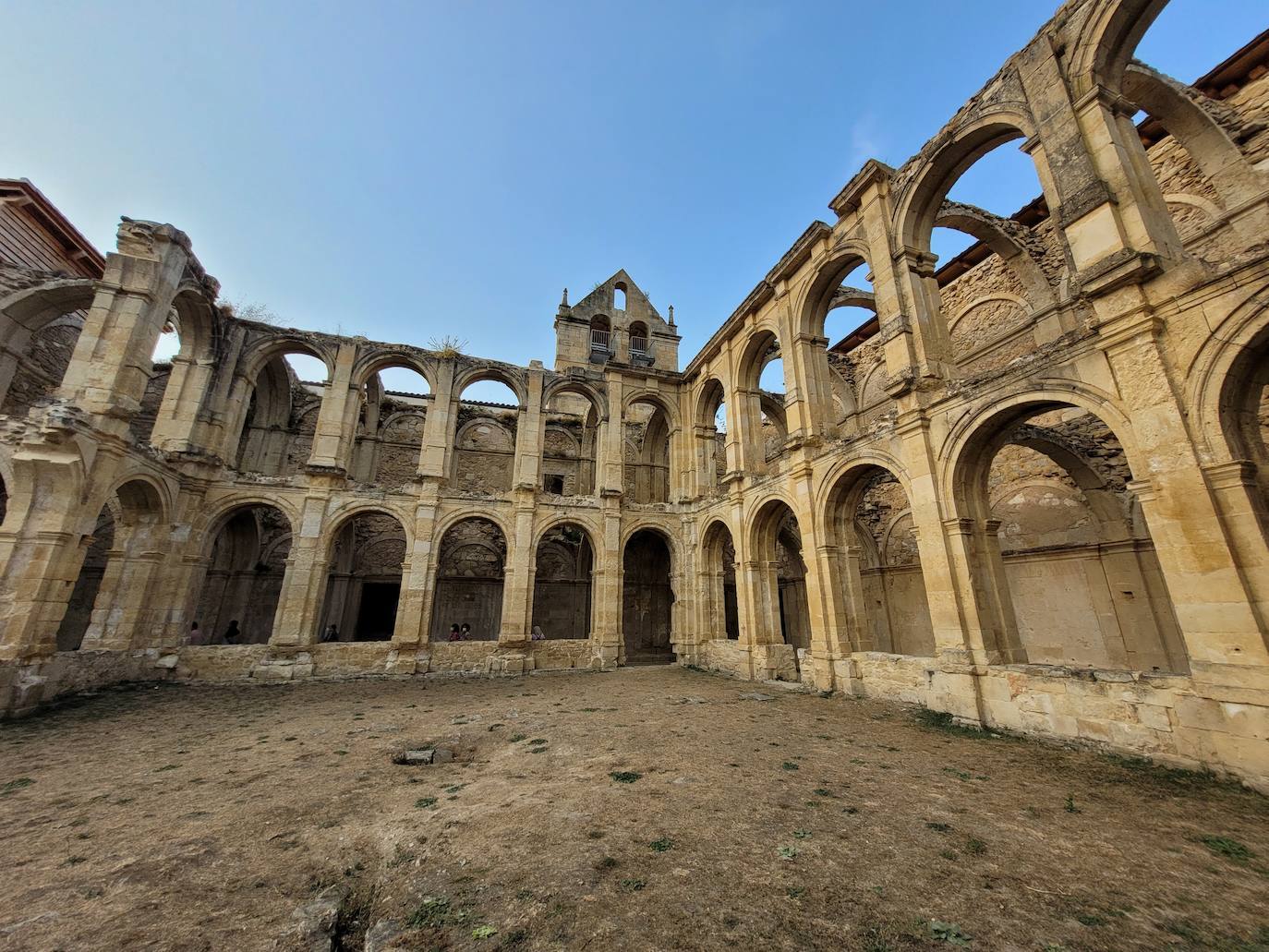 17. El monasterio de Santa María de Rioseco (Burgos). Un monumental edificio que perteneció a la comunidad cisterciense y que, tras la Desamortización de Mendizábal, acabó siendo abandonado. Dada su historia y la belleza de las instalaciones, Santa María de Rioseco ha sido declarada Bien de Interés Cultural. 
