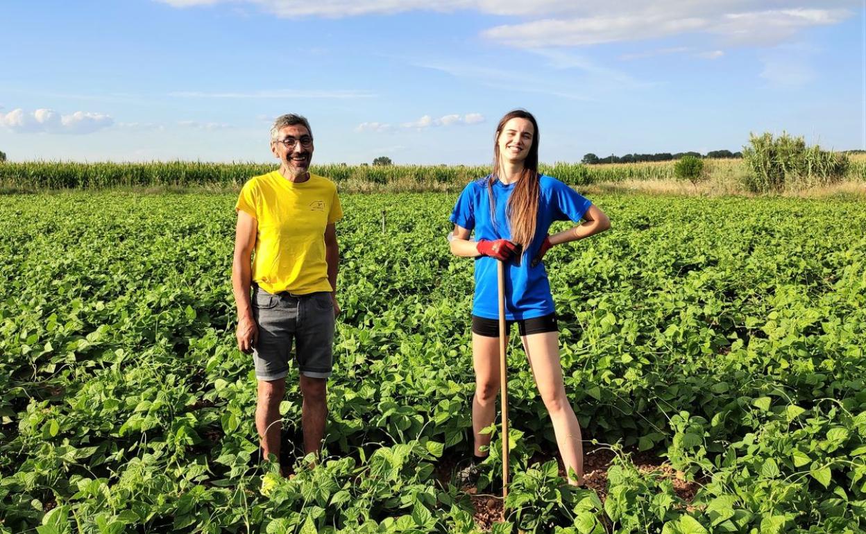 Gabriel Alegre y Natalia Martínez en la plantación.