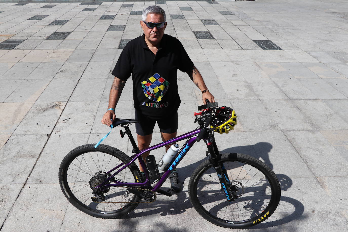 Juan García Sellers inicia una campaña con los vecinos de Laciana para concienciar sobre el autismo | En marzo viajará a la desembocadura del Danubio para donar por kilómetro recorrido en bici un euro a una asociación