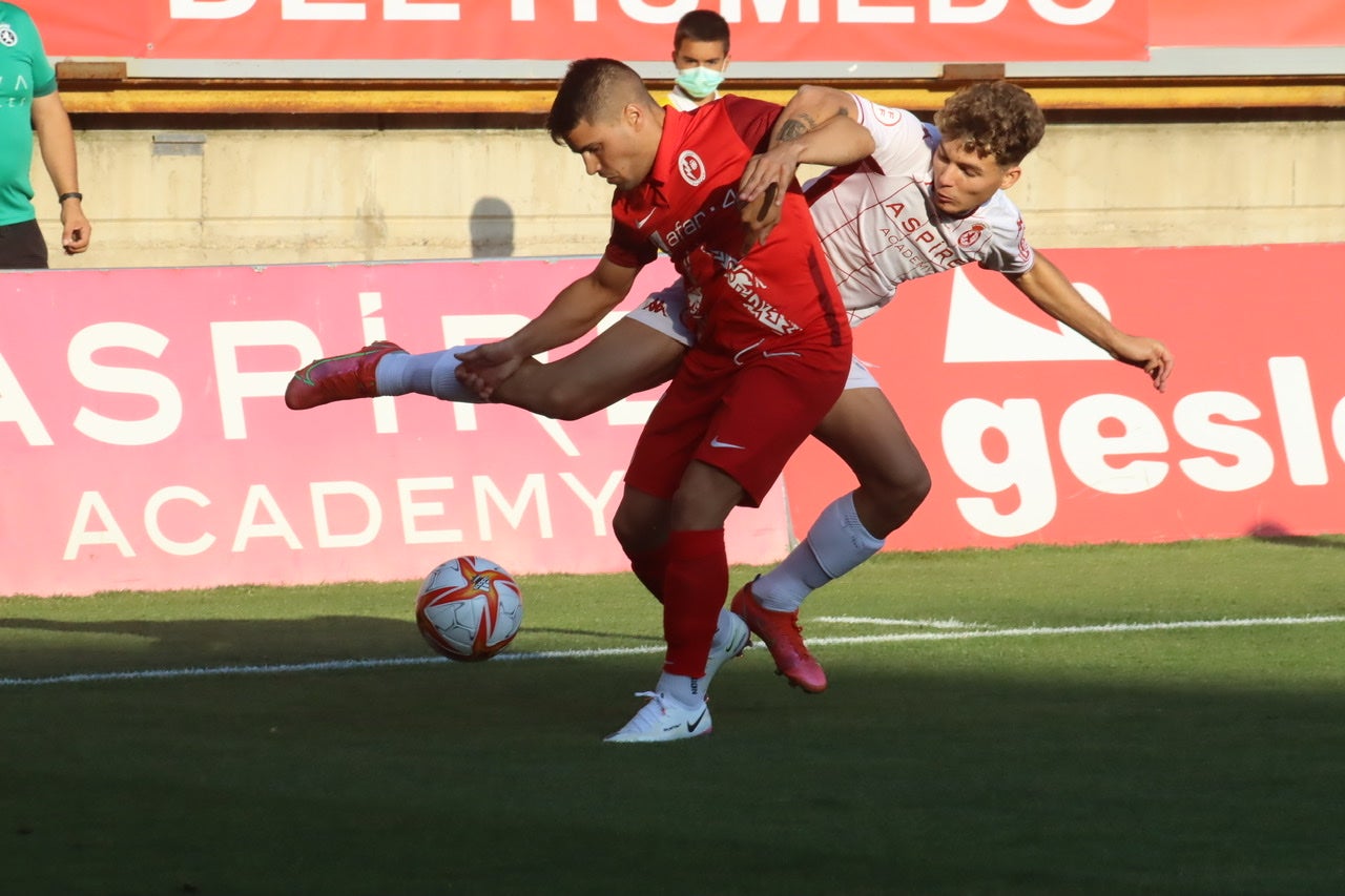 La Cultural y Deportiva Leonesa estrena la temporada ante el Rayo Majadahonda en el Reino de León. Gran entrada, gran ambiente y un intenso viernes de fútbol en el coliseo leonés. 