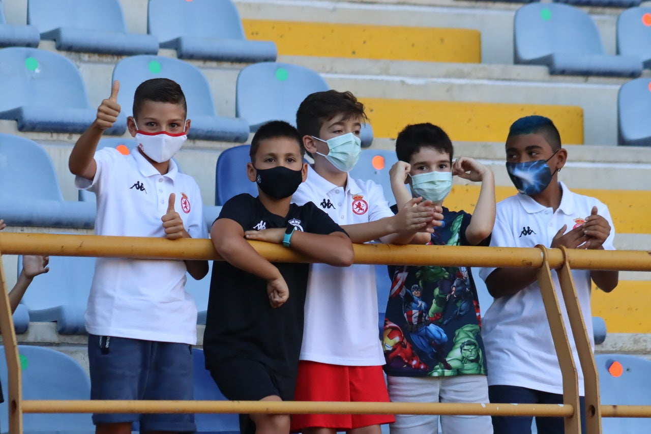 La Cultural y Deportiva Leonesa estrena la temporada ante el Rayo Majadahonda en el Reino de León. Gran entrada, gran ambiente y un intenso viernes de fútbol en el coliseo leonés. 