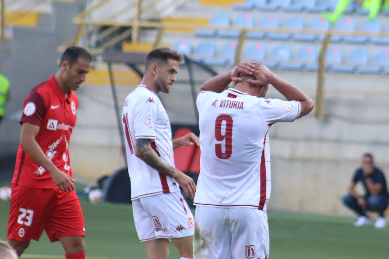 La Cultural y Deportiva Leonesa estrena la temporada ante el Rayo Majadahonda en el Reino de León. Gran entrada, gran ambiente y un intenso viernes de fútbol en el coliseo leonés. 