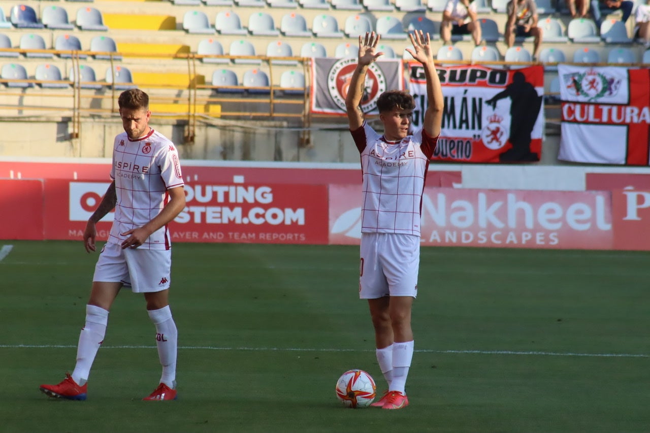 La Cultural y Deportiva Leonesa estrena la temporada ante el Rayo Majadahonda en el Reino de León. Gran entrada, gran ambiente y un intenso viernes de fútbol en el coliseo leonés. 