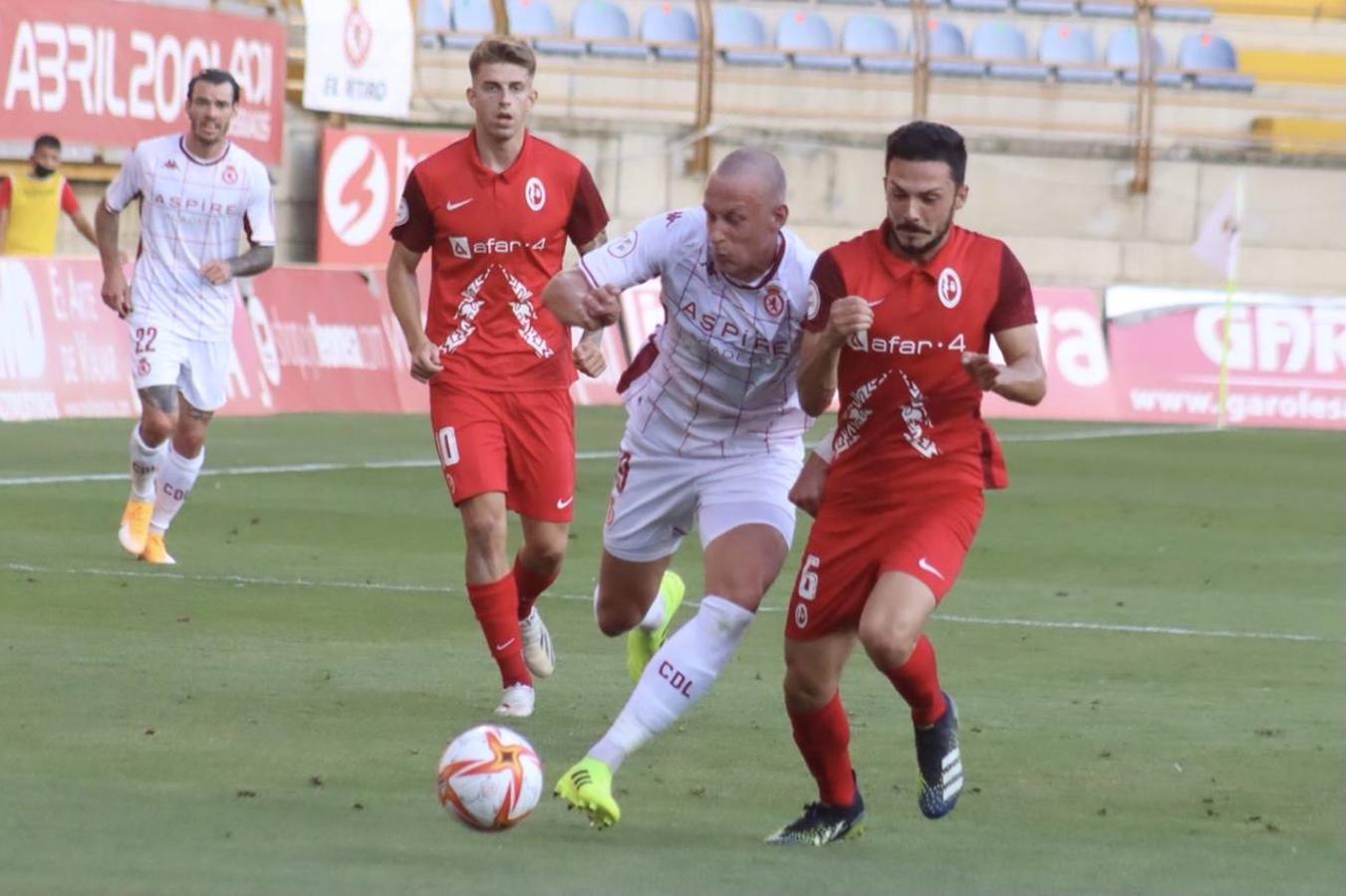 La Cultural y Deportiva Leonesa estrena la temporada ante el Rayo Majadahonda en el Reino de León. Gran entrada, gran ambiente y un intenso viernes de fútbol en el coliseo leonés. 