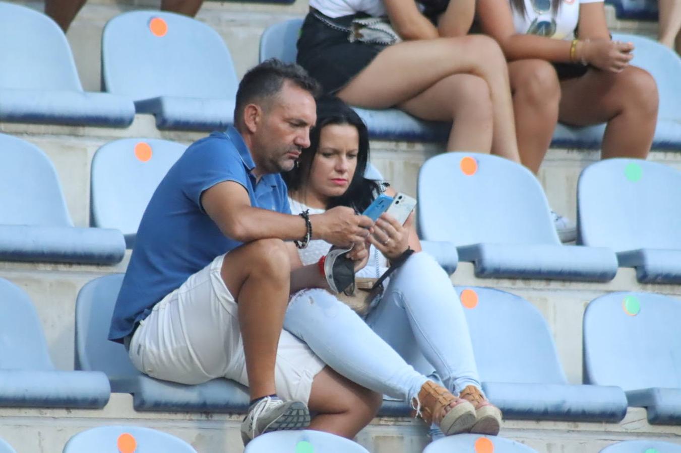 La Cultural y Deportiva Leonesa estrena la temporada ante el Rayo Majadahonda en el Reino de León. Gran entrada, gran ambiente y un intenso viernes de fútbol en el coliseo leonés. 