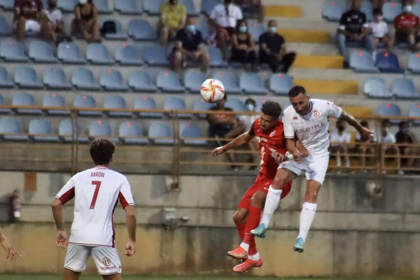 La Cultural y Deportiva Leonesa estrena la temporada ante el Rayo Majadahonda en el Reino de León. Gran entrada, gran ambiente y un intenso viernes de fútbol en el coliseo leonés. 