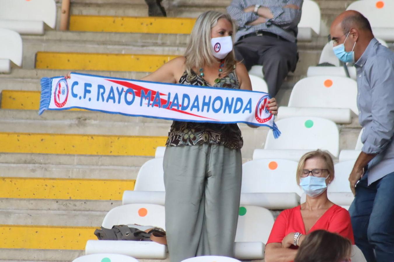 La Cultural y Deportiva Leonesa estrena la temporada ante el Rayo Majadahonda en el Reino de León. Gran entrada, gran ambiente y un intenso viernes de fútbol en el coliseo leonés. 