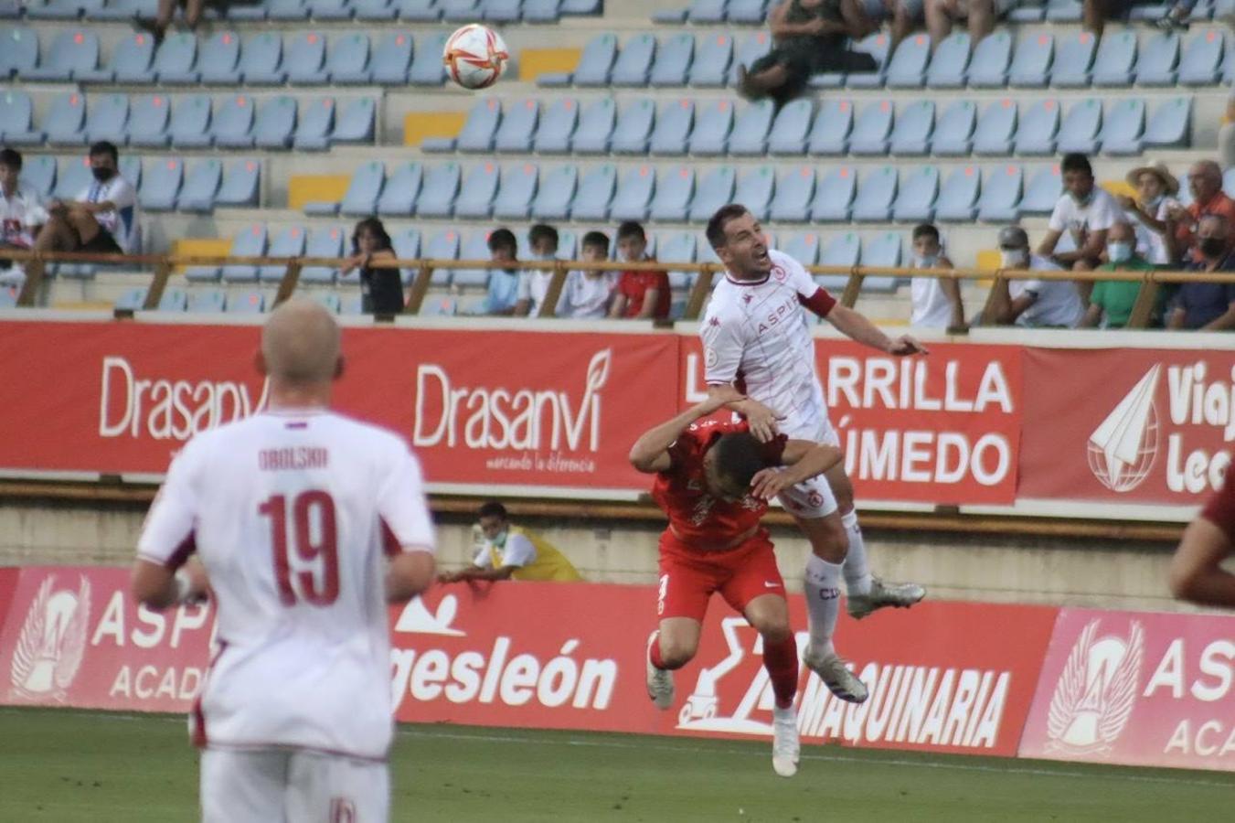 La Cultural y Deportiva Leonesa estrena la temporada ante el Rayo Majadahonda en el Reino de León. Gran entrada, gran ambiente y un intenso viernes de fútbol en el coliseo leonés. 