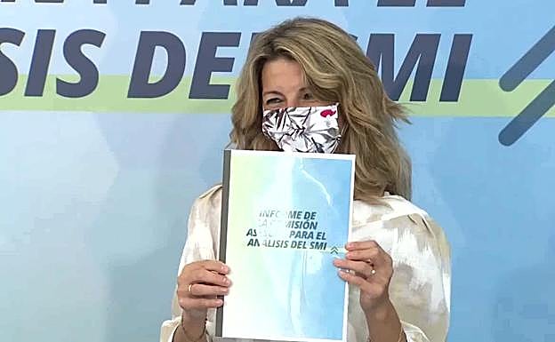 La ministra de Trabajo, Yolanda Díaz, en la presentación del informe de análisis del SMI en junio. 