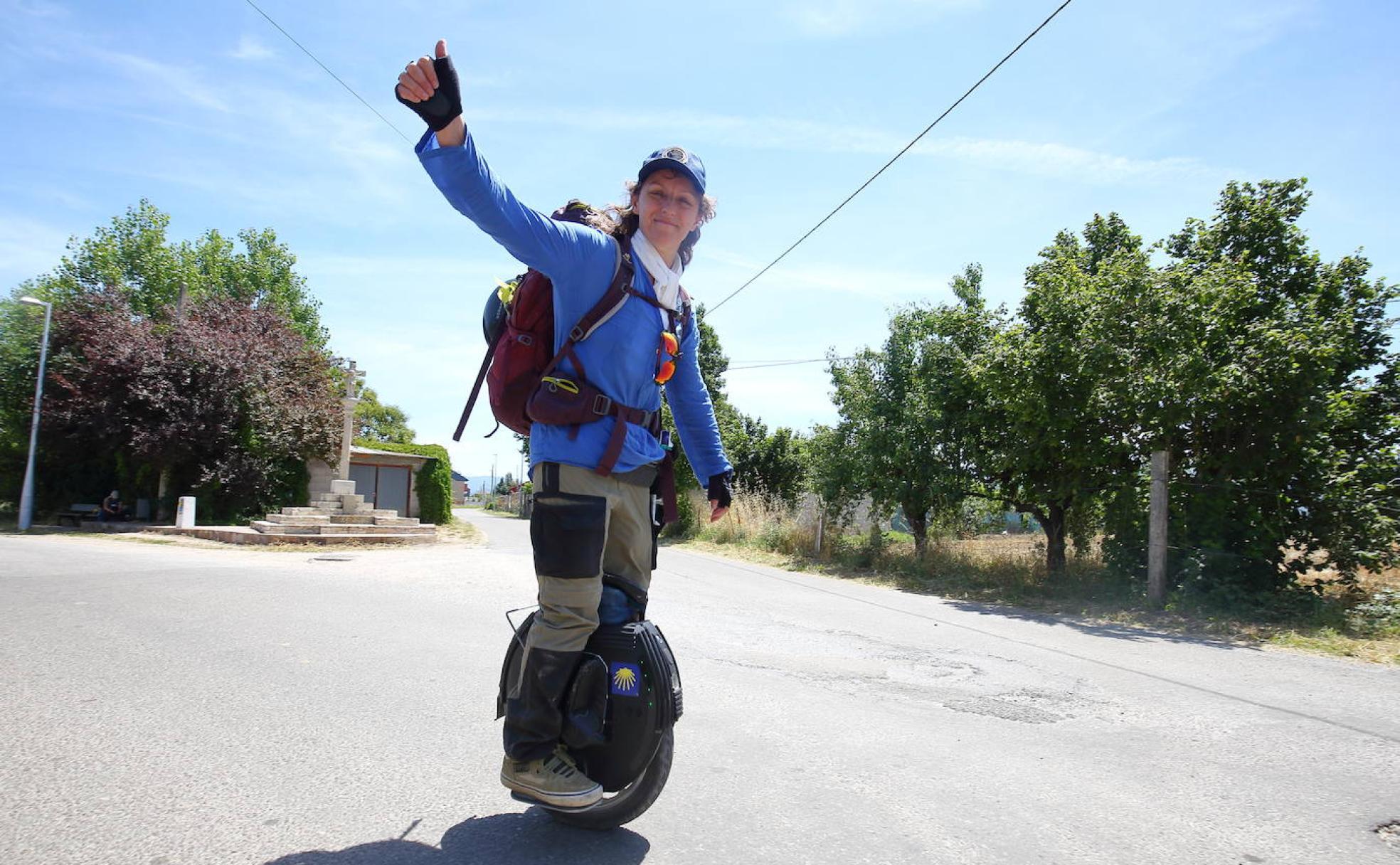 Severine Musa, peregrina que hace el Camino de Santiago en segway.