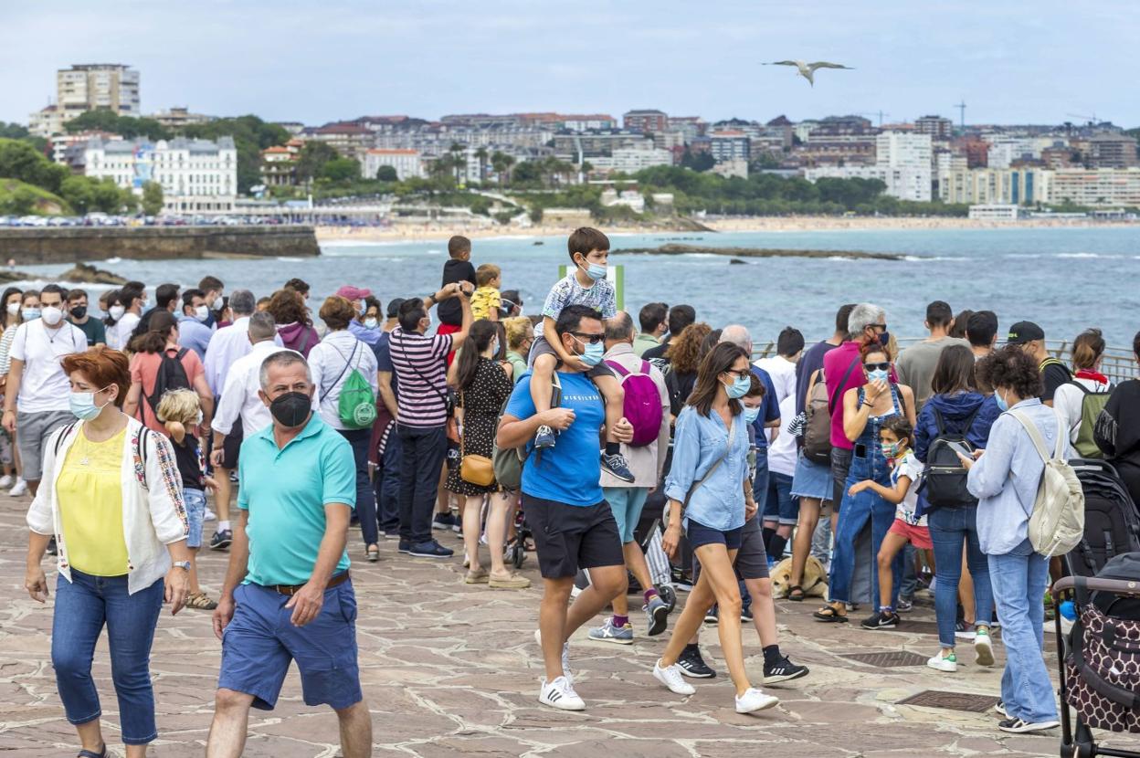 Turistas en la península de La Magdalena en una imagen captada este mes de agosto. 