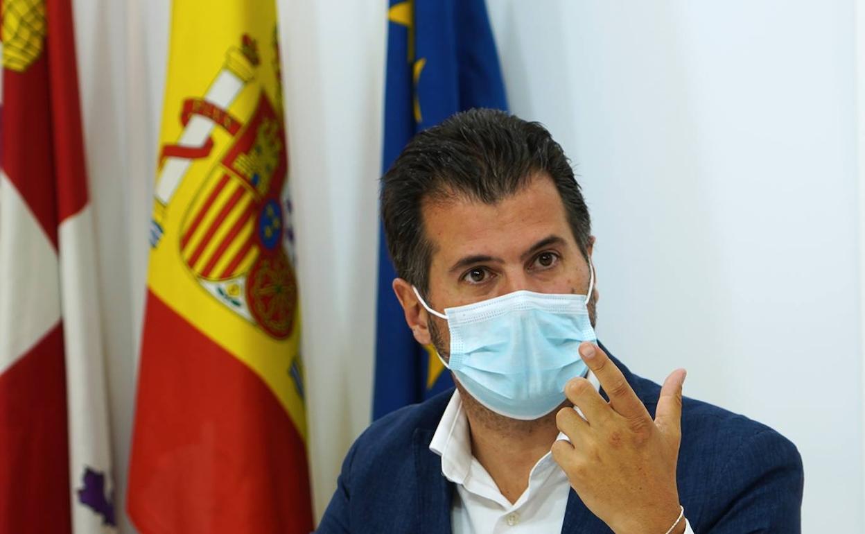 Luis Tudanca, en rueda de prensa, tras reunirse con representantes de Plataforma en Defensa de la Sanidad Pública de Castilla y León.