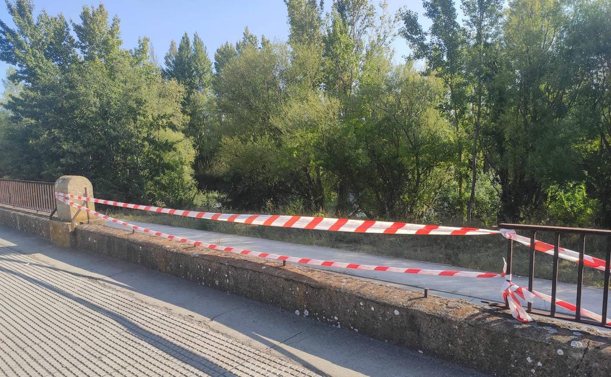 Barandilla en mal estado en la entrada de León por la LE-11.
