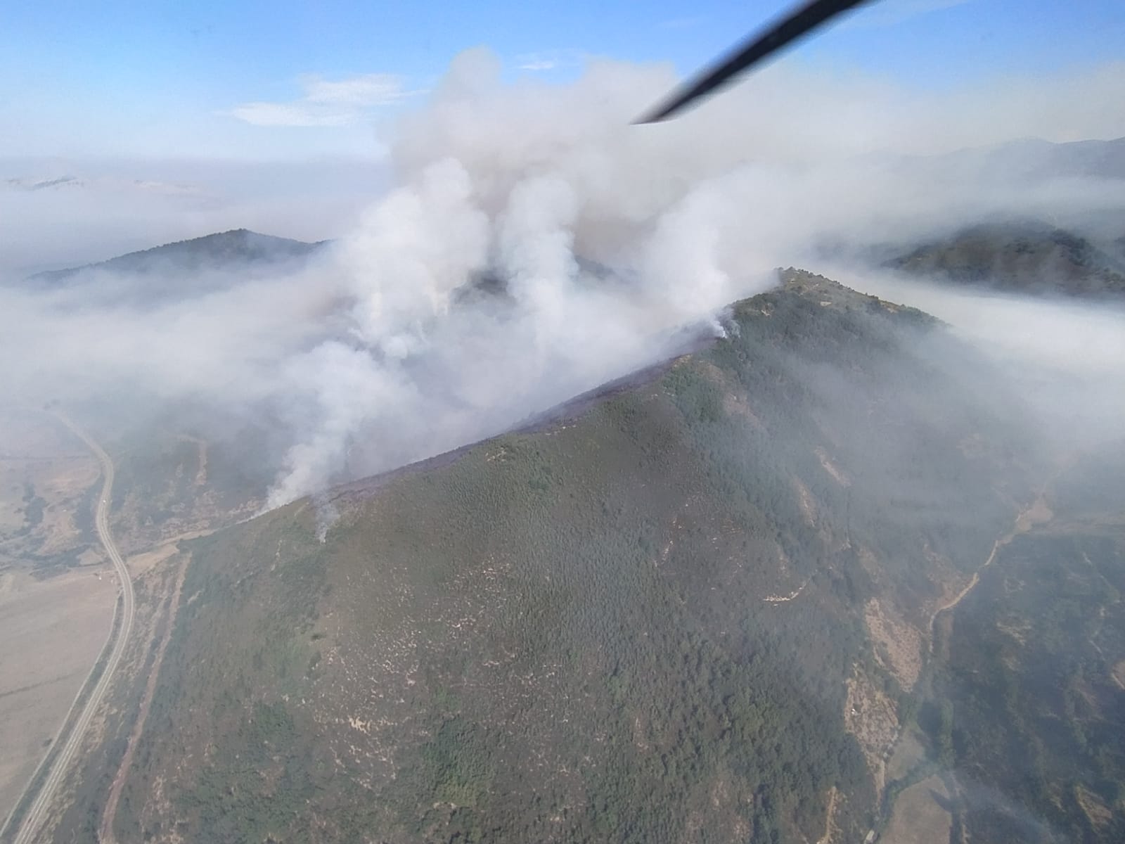 Medios aéreos y terrestres trabajan en las labores de extinción del incendio, cuyo origen se investiga, declarado en la madrugada de este lunes en el denominado Valle Estremero, e ntre los municipios leoneses de Riaño y Boca de Huérgano.