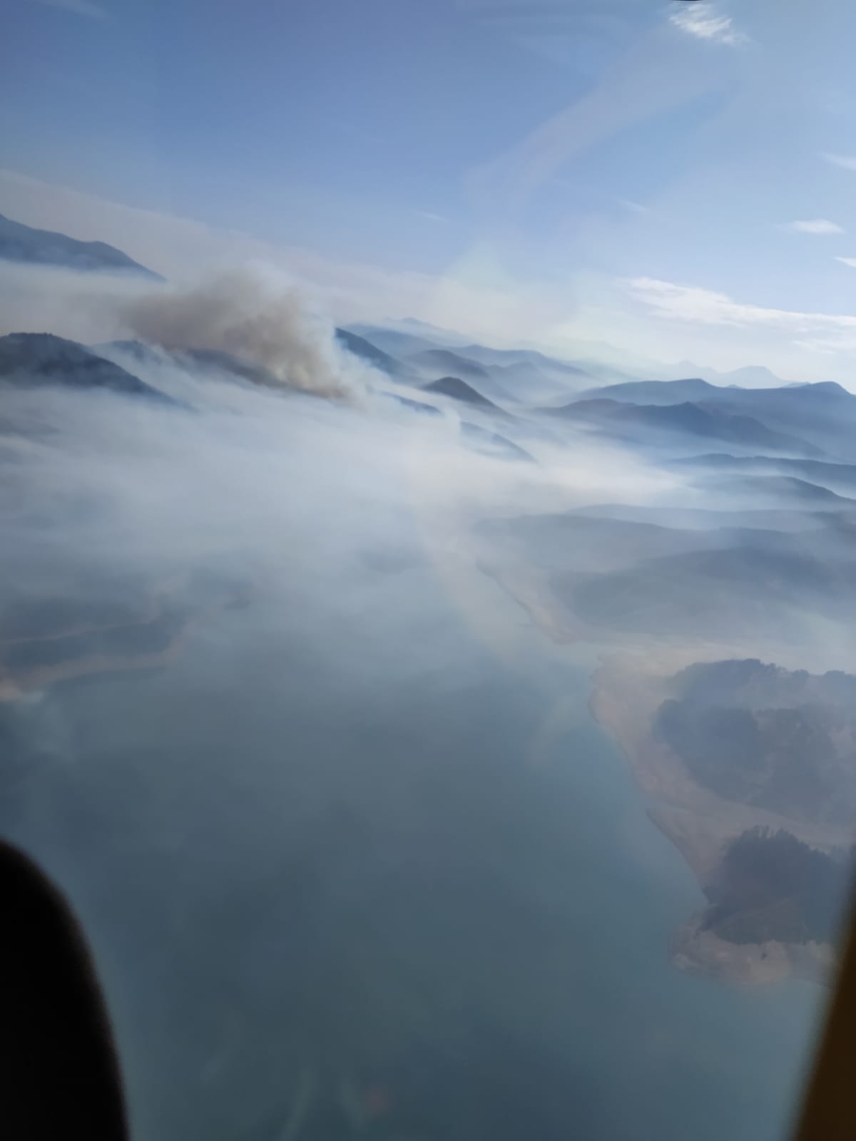 Medios aéreos y terrestres trabajan en las labores de extinción del incendio, cuyo origen se investiga, declarado en la madrugada de este lunes en el denominado Valle Estremero, e ntre los municipios leoneses de Riaño y Boca de Huérgano.