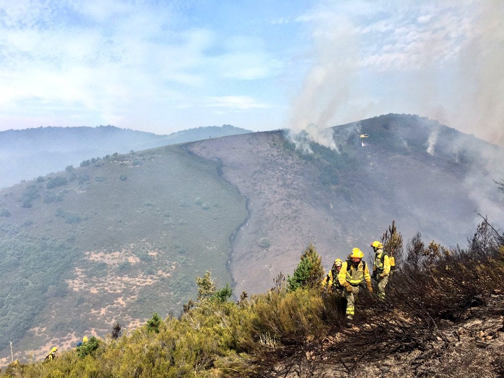 Medios aéreos y terrestres trabajan en las labores de extinción del incendio, cuyo origen se investiga, declarado en la madrugada de este lunes en el denominado Valle Estremero, e ntre los municipios leoneses de Riaño y Boca de Huérgano.