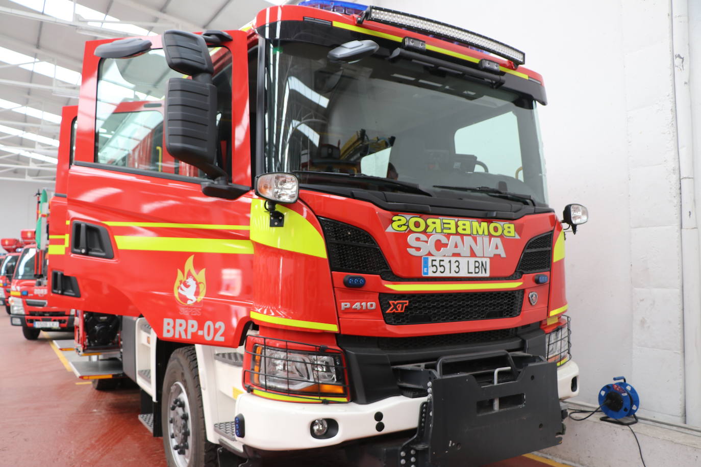 Fotos: El arsenal de bomberos espera paciente en una nave