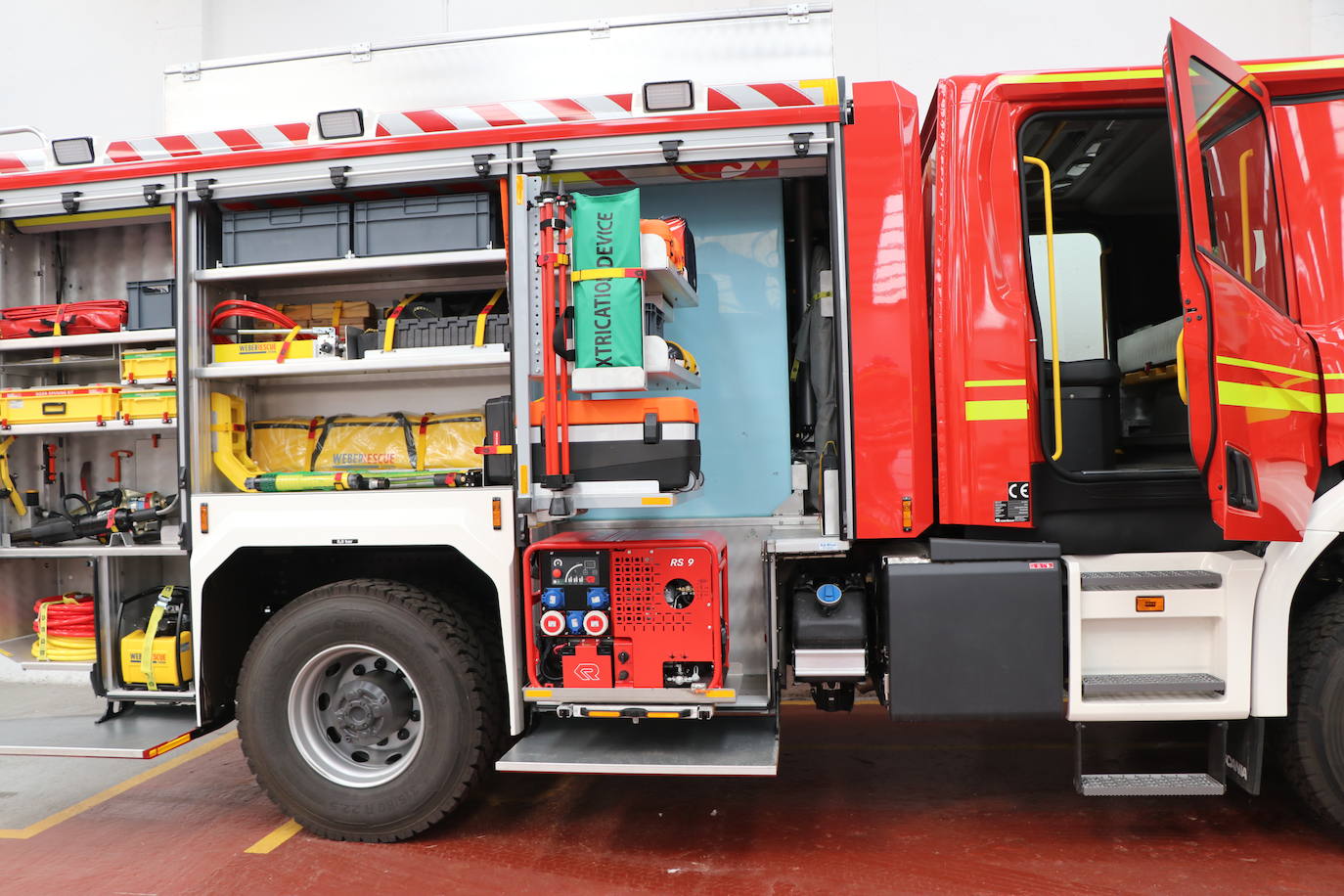 Fotos: El arsenal de bomberos espera paciente en una nave