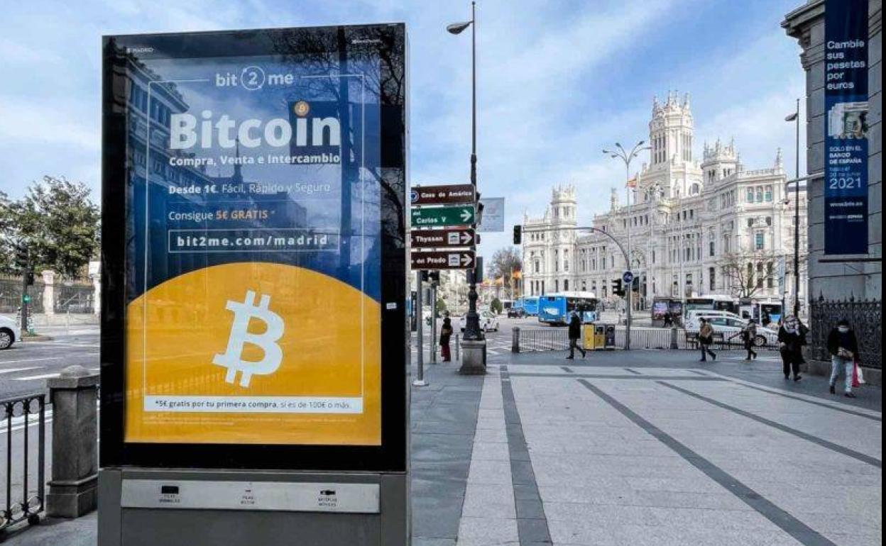 Cartel publicitario de Bit2Me en las calles de Madrid. 