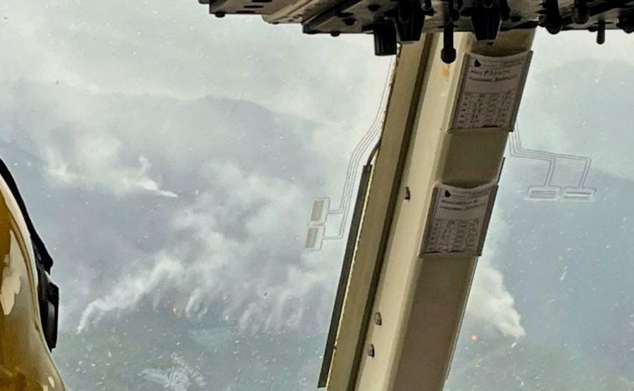 Zonas afectadas por la reactivación de las llamas en una imagen tomada desde uno de los helicópteros que trasladan a los brigadistas. 