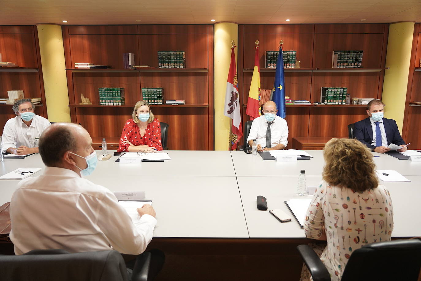 El vicepresidente, portavoz y consejero de Transparencia, Ordenación del Territorio y Acción Exterior, Francisco Igea, informa a los medios tras presidir la primera reunión de la Comisión de Coordinación de Refugiados Afganos, junto a la consejera de Familia e Igualdad de Oportunidades, Isabel Blanco