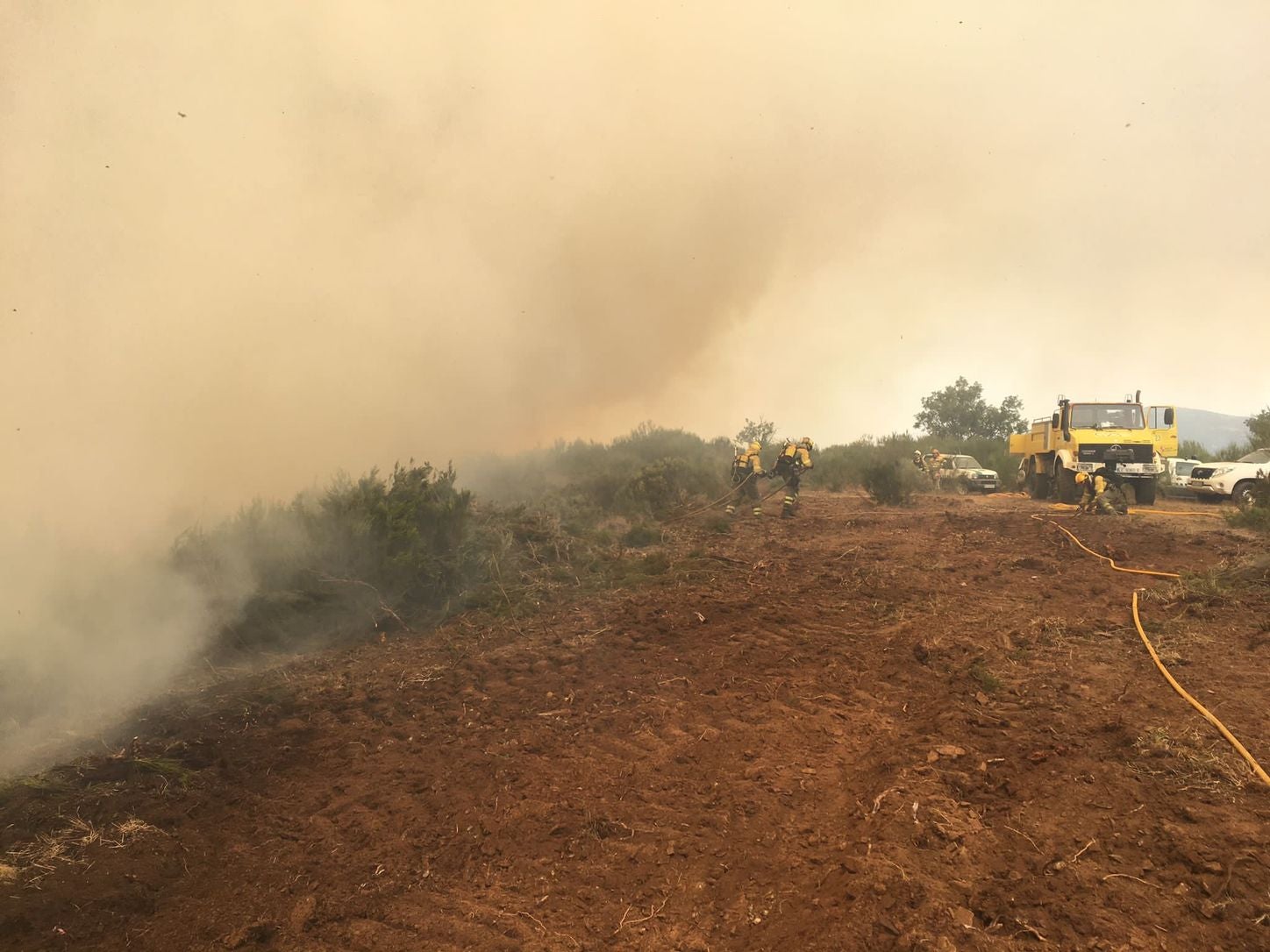 Medios aéreos y terrestres trabajan en las labores de extinción del incendio, cuyo origen se investiga, declarado en la madrugada de este lunes en el denominado Valle Estremero, e ntre los municipios leoneses de Riaño y Boca de Huérgano.