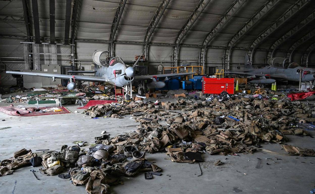 Avión y enseres militares abandonados en el aeropuerto de Kabul.