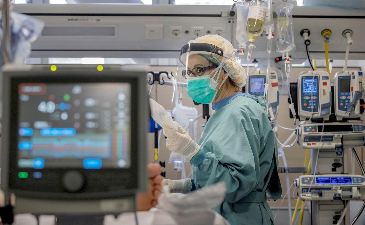 Un paciente covid es atendido por un equipo médico en una unidad de críticos. 