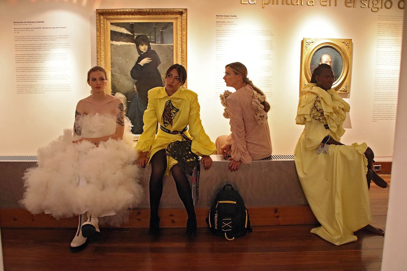 La diseñadora leonesa graba su desfile para Pasarela de la Moda de Castilla y León en el edificio Botines y el Palacio de los Guzmanes | Su frenética actividad se suma a la elaboración del vestuario para la Joven Compañía de Castilla y León. 