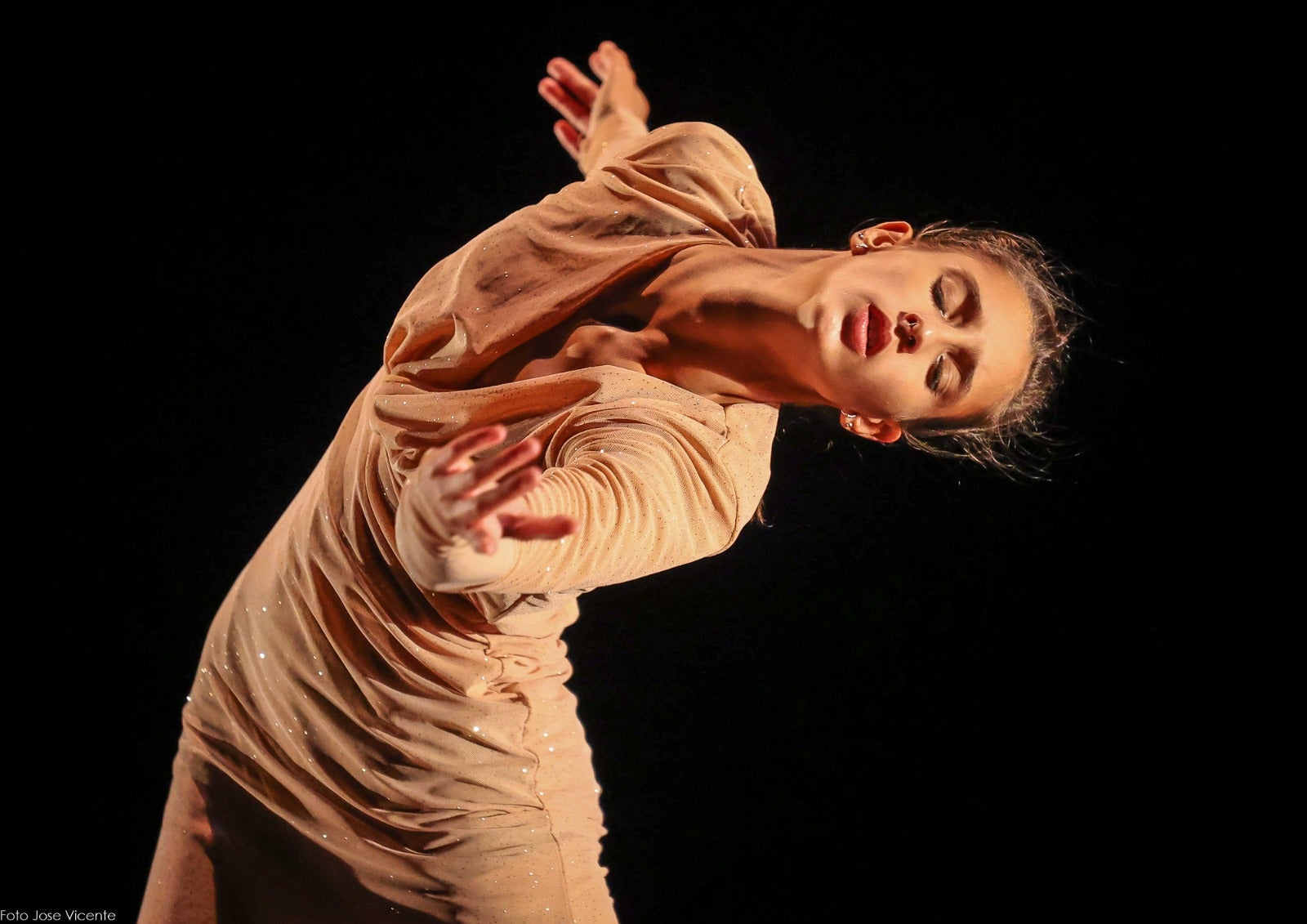 La diseñadora leonesa graba su desfile para Pasarela de la Moda de Castilla y León en el edificio Botines y el Palacio de los Guzmanes | Su frenética actividad se suma a la elaboración del vestuario para la Joven Compañía de Castilla y León. 